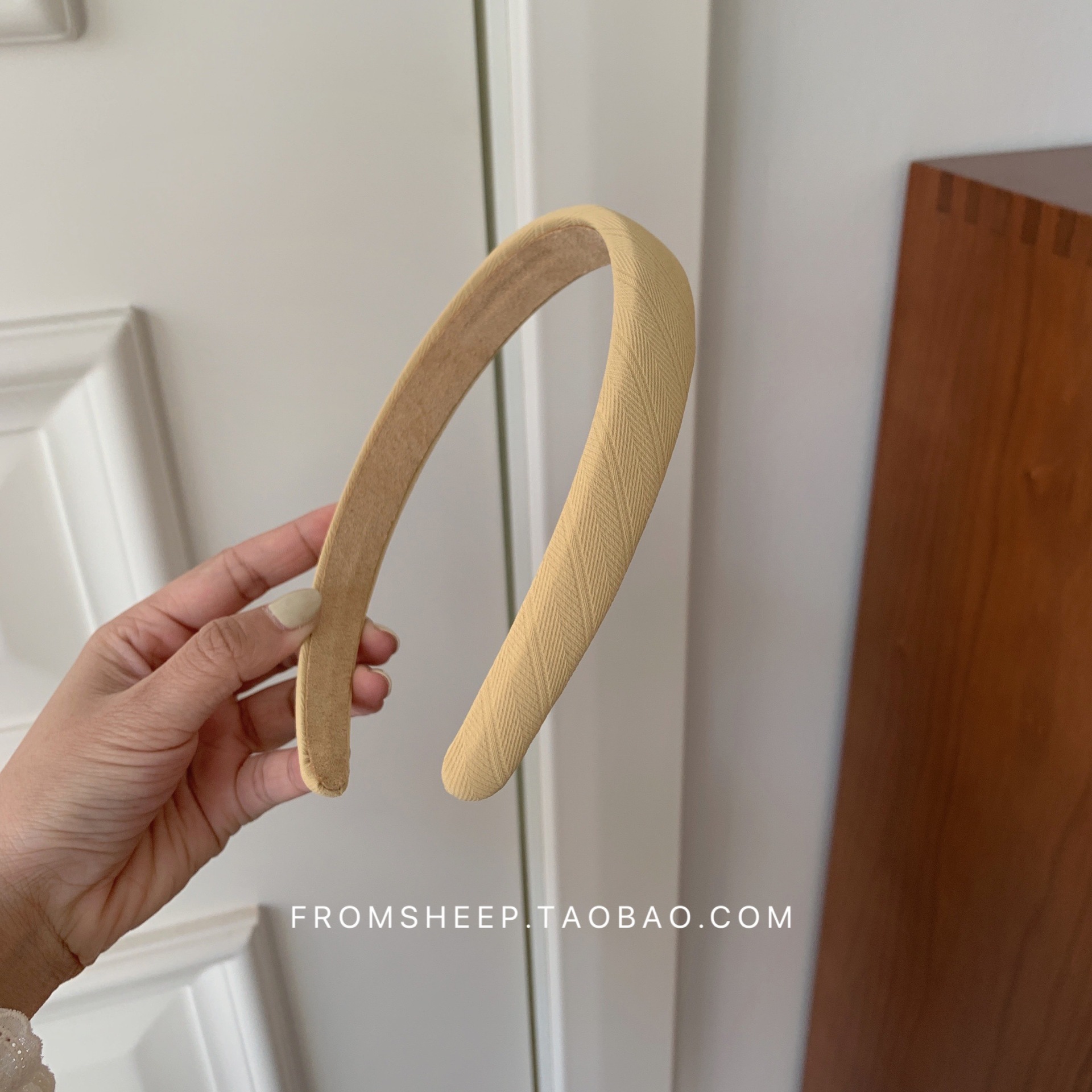 Korean-style hairbands for women in 2025 are trendy and versatile for going out. The headband is simple and elegant, and the hairpin is a popular online hair accessory with wide edges and a sweet look pic 51