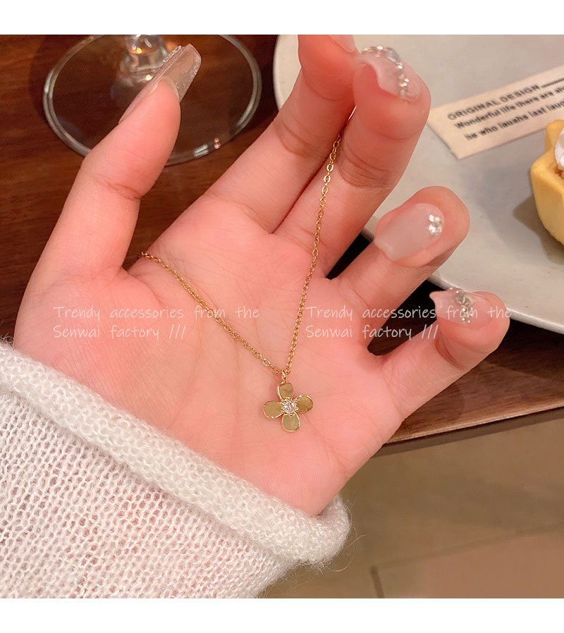 Four-leaf zircon flower titanium steel necklace with a cold and elegant female style, light luxury and niche design, collarbone chain, retro autumn and winter accessory pic 15