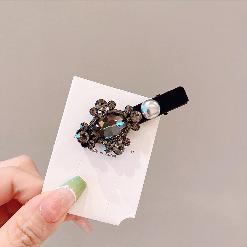 Black rhinestone velvet bangs clip with a high-end look, side clip with a duckbill clip and a small Chanel style, pearl rhinestone hair clip at the back of the head pic 45