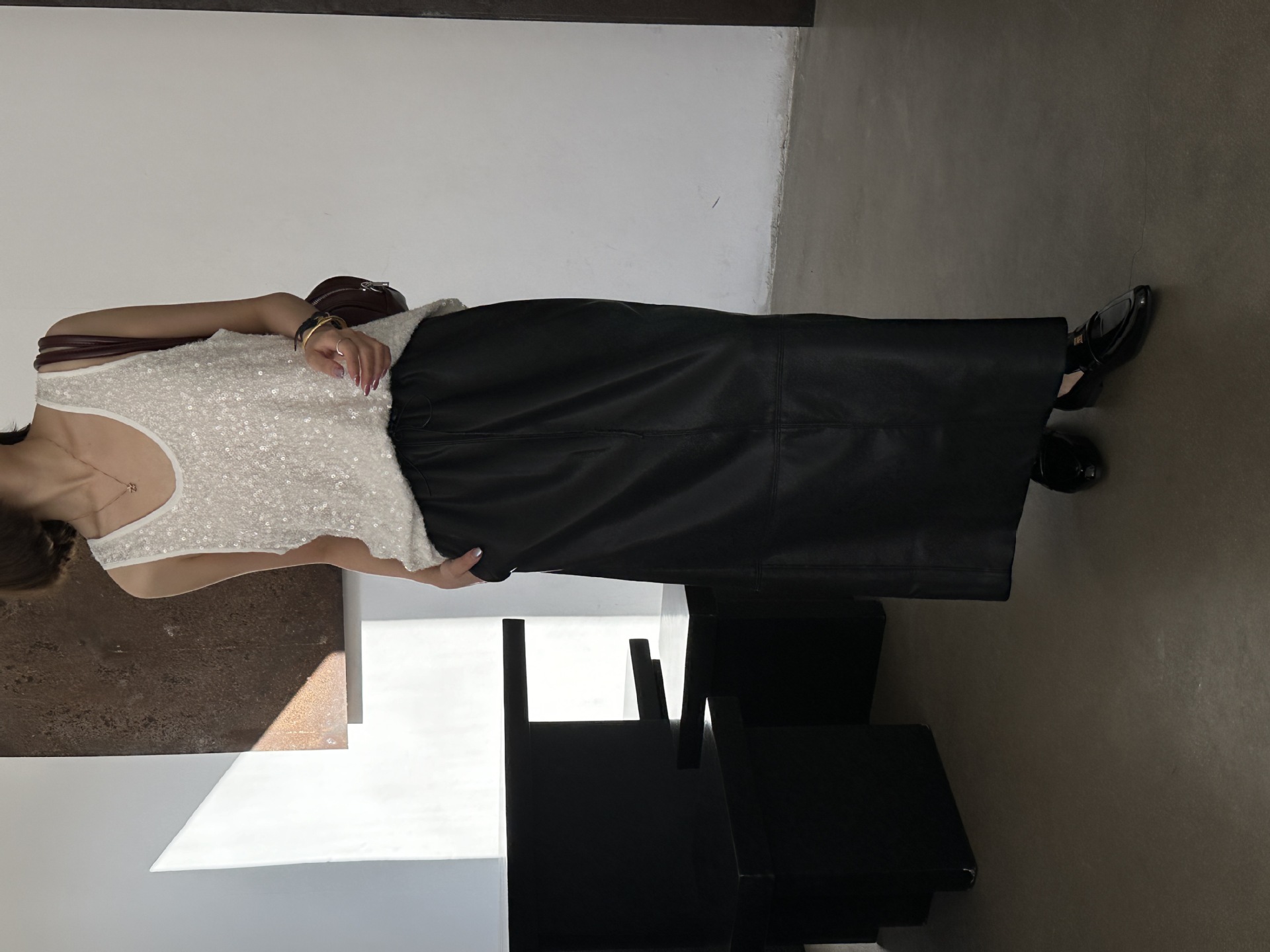 2024春新款韩版亮皮尖头粗低跟百搭金属扣软皮学院风女士小皮鞋单详情1