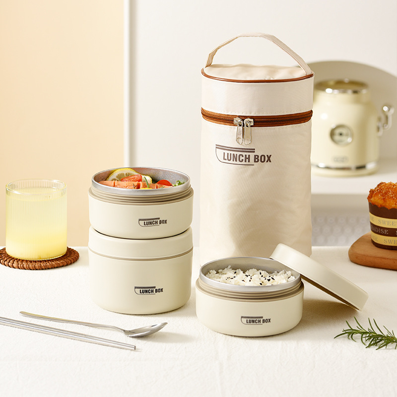 Office workers often carry Japanese-style insulated lunch boxes pic 5