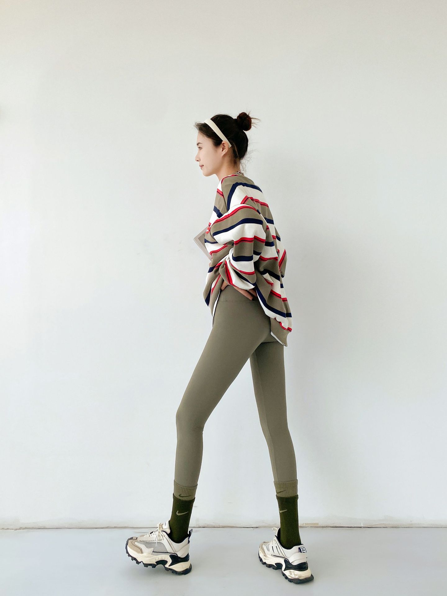 Wholesale of 2023 Spring and autumn tight-fitting high-waisted leggings, water-sparkling Barbie pants, a must-have for lifting buttocks, 9-inch pants, a one-piece replacement for women pic 4