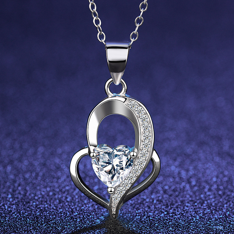 A high-quality imitation D-color moissanite four-leaf clover female pendant with eight hearts and eight arrows from a live-streaming product by a popular influencer on Kuaishou and Douyin pic 18
