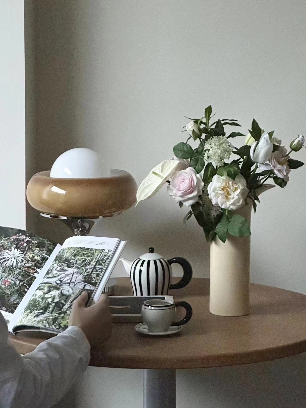 High-end vases, modern and simple artistic ornaments, simple flower arrangements, creative living room home ornaments, soft decorative items, vases pic 9