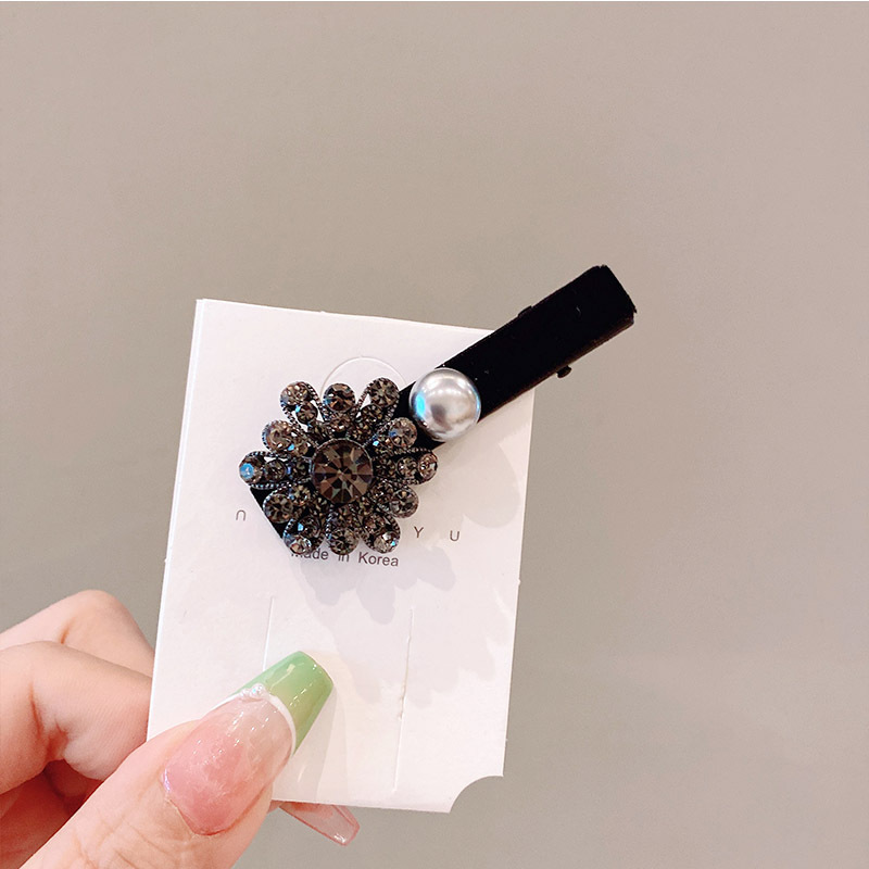 Black rhinestone velvet bangs clip with a high-end look, side clip with a duckbill clip and a small Chanel style, pearl rhinestone hair clip at the back of the head pic 44