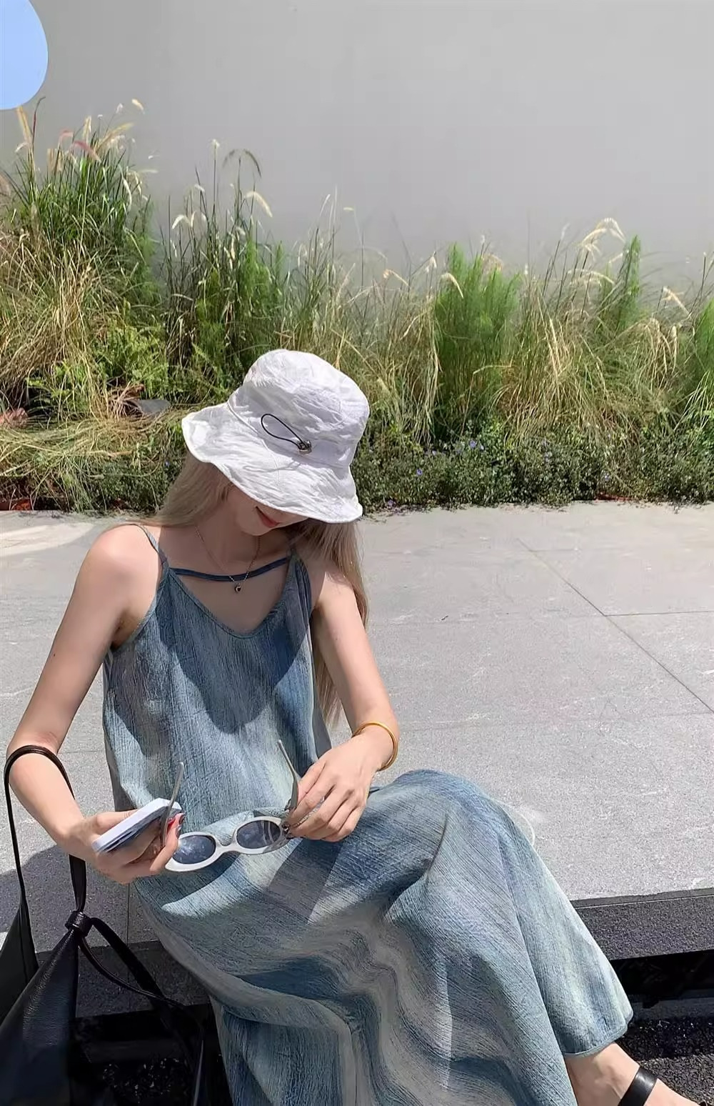 A stunning French tie-dyed halter dress for women in a loose and laid-back summer style. A long dress for a beach vacation in Sanya pic 11
