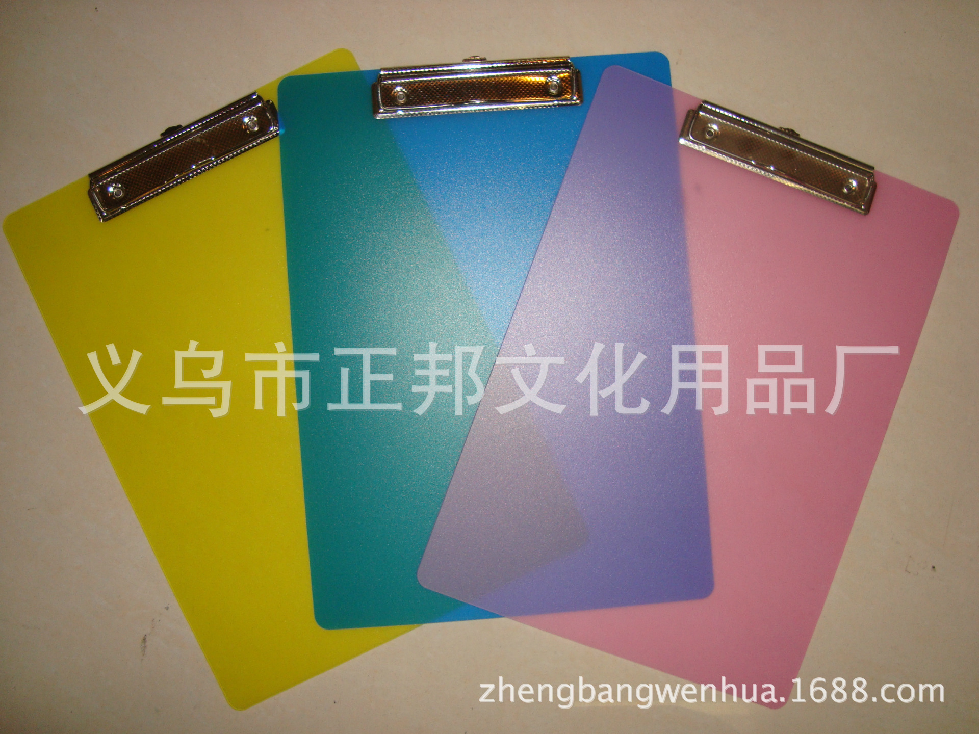 Wholesale A4A5 transparent colored plastic flat plate clamps, writing board clamps, copy board clamps, learning and office supplies from the manufacturer pic 4