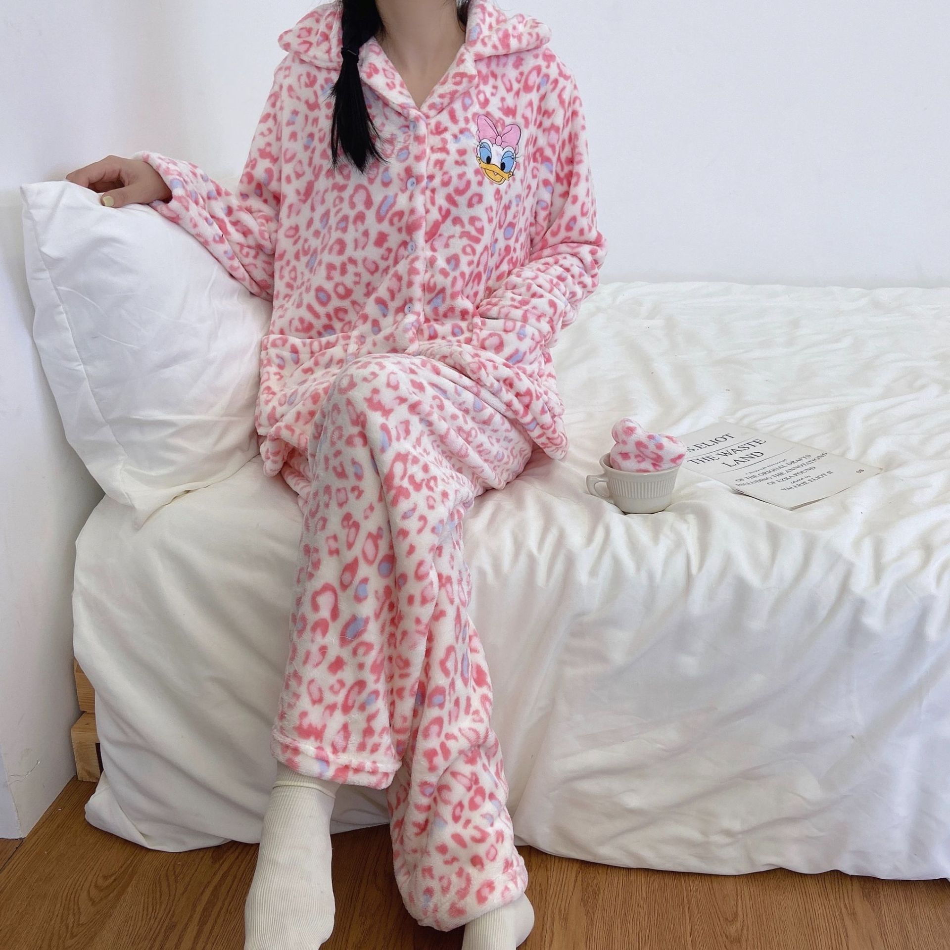 冬季法兰绒女士睡衣翻领开衫长袖长裤少女卡通可爱保暖家居服套装详情16