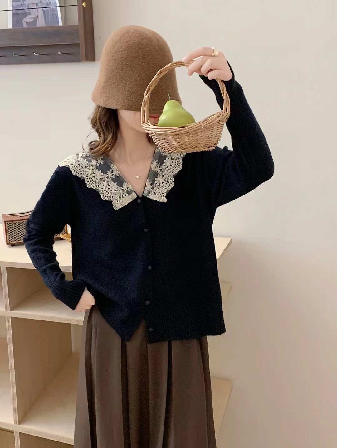 A new V-neck lace-trimmed long-sleeved knitted cardigan for women in the 2024 autumn/winter collection, paired with a loose and chic sweater jacket pic 1