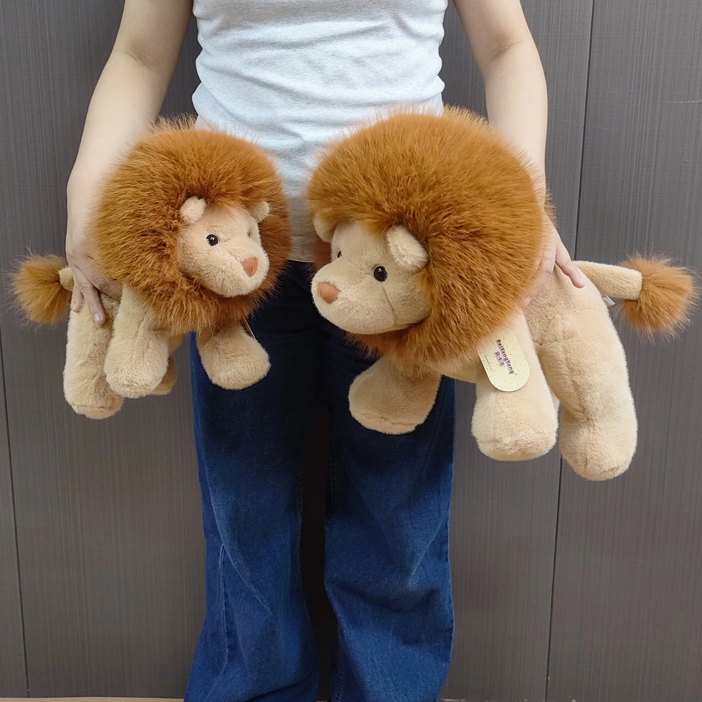 Lion plush toys, comforting dolls, realistic lion figurines, throw pillows, gifts, children's toys, creative and trendy toys details Picture