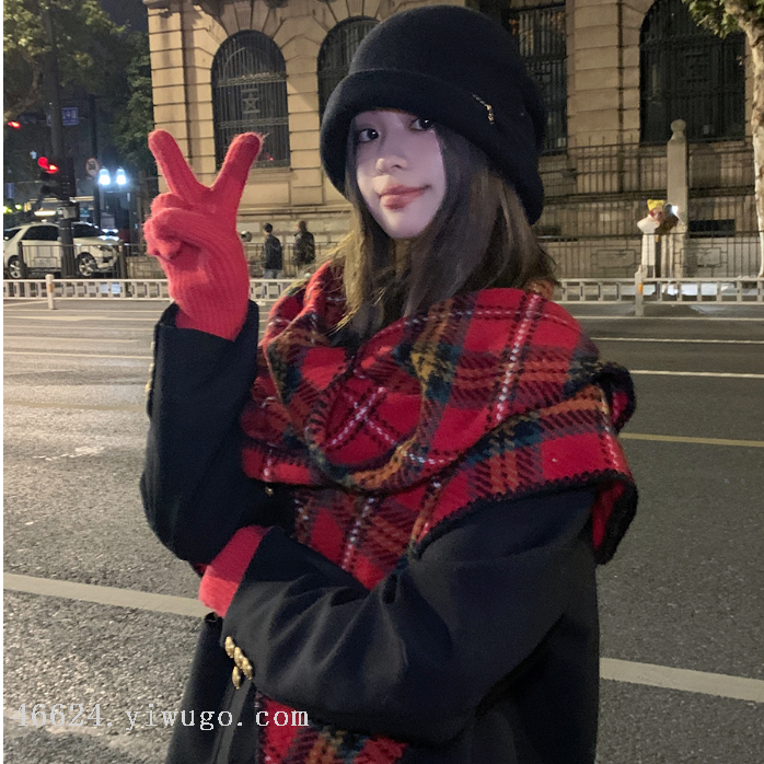 New in-stock scarves wholesale e-commerce live streaming triangular scarves, British checkered edge triangular scarves details Picture