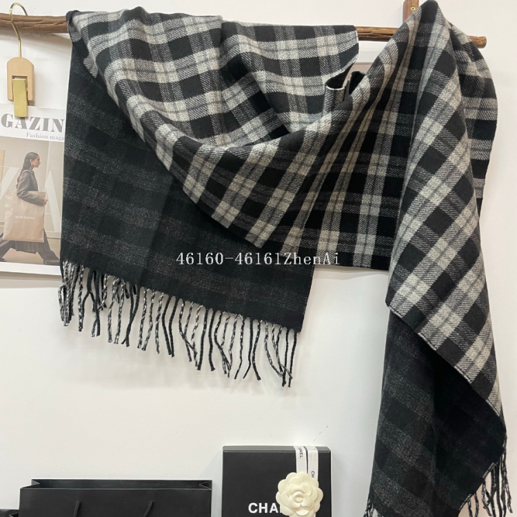 Wholesale of new cross-border export ready-made scarves with double-sided checkered and retro square patterns. Supply chain through e-commerce streaming