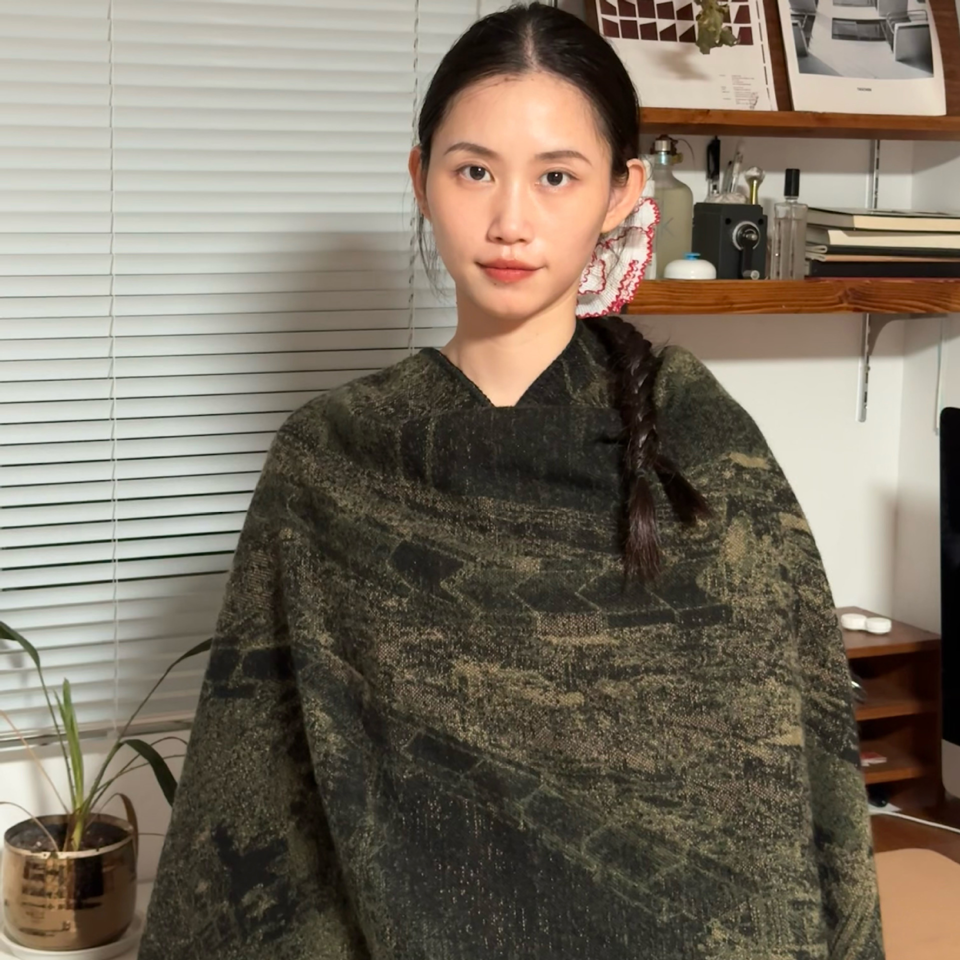 Jiangnan water town cultural tourism shawl, autumn and winter imitation cashmere knitted scarf, slit oil painting cape, cape outerwear details Picture