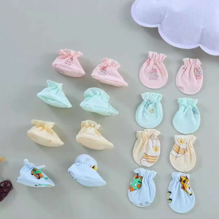 Baby scratch-resistant gloves and shoes, summer cotton protective small gloves and shoes, newborn gloves and shoes Application Scenario