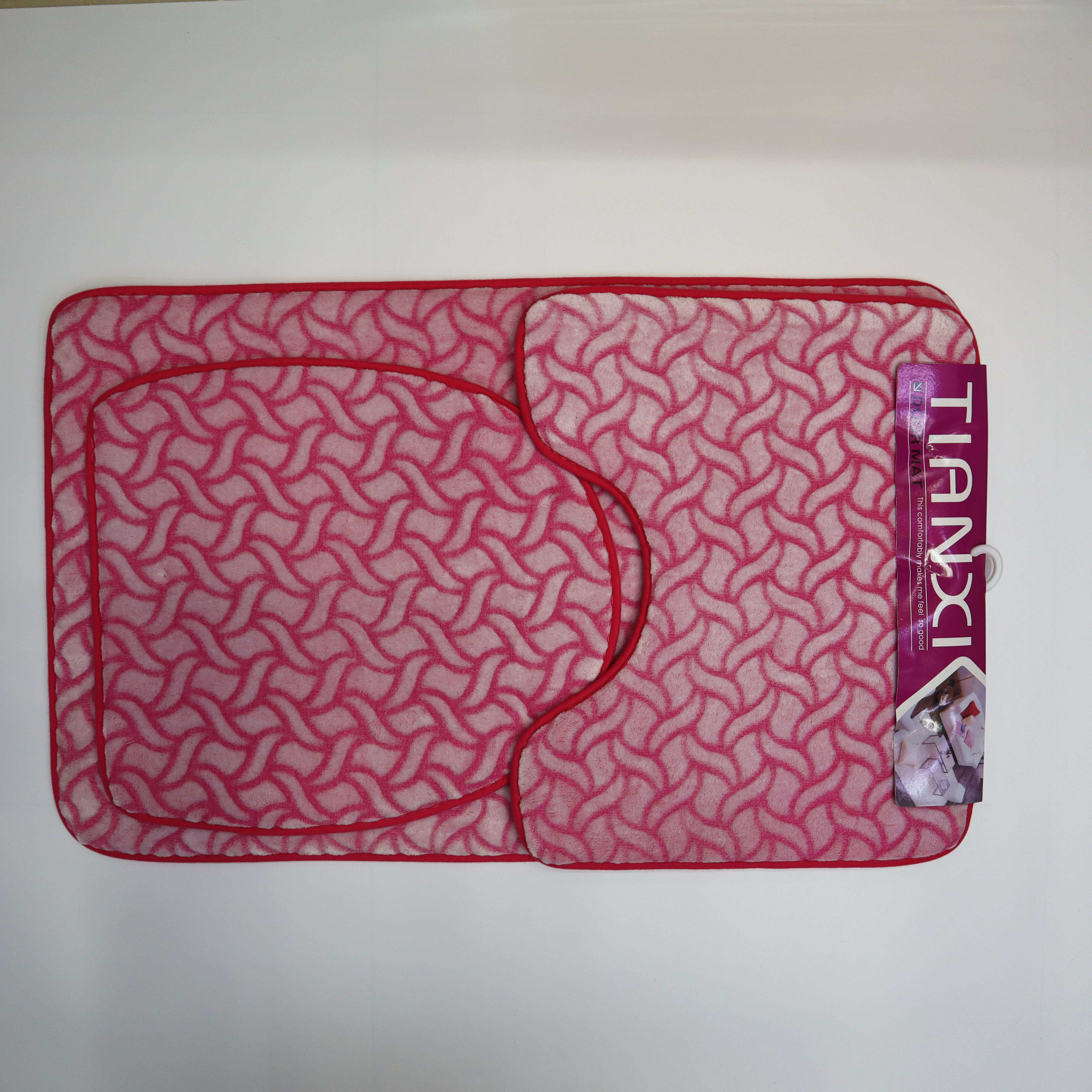 توفر الشركة المصنعة أطقمًا مكونة من ثلاث قطع لسجاد المرحاض بنمط قطع كلاسيكي، ومجموعات من ثلاث قطع من سجادات أرضية المرحاض والحمام، وسجادات أرضية