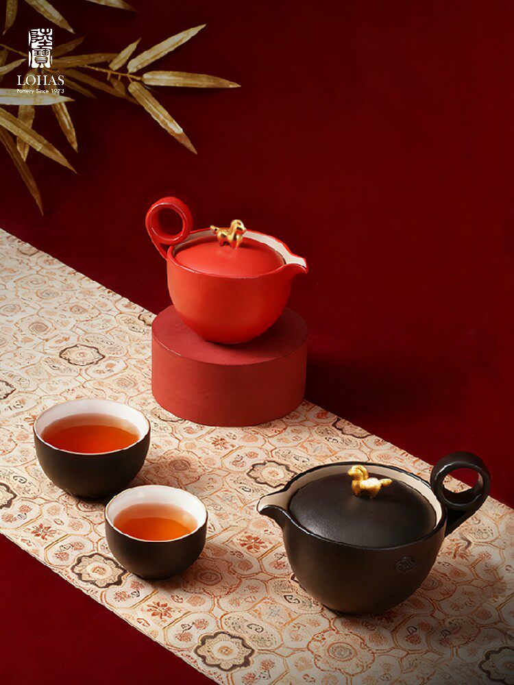 Lu Bao's new ceramic tea set gift box for the Year of the Horse. Home tea brewing gift, 1 pot and 2 cups in Chinese style. Good luck soon