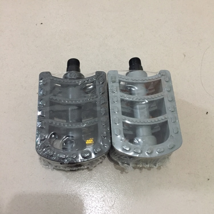 大量批发自行车脚踏板 塑料脚蹬山地车装备脚蹬子单车零配件白底实物图