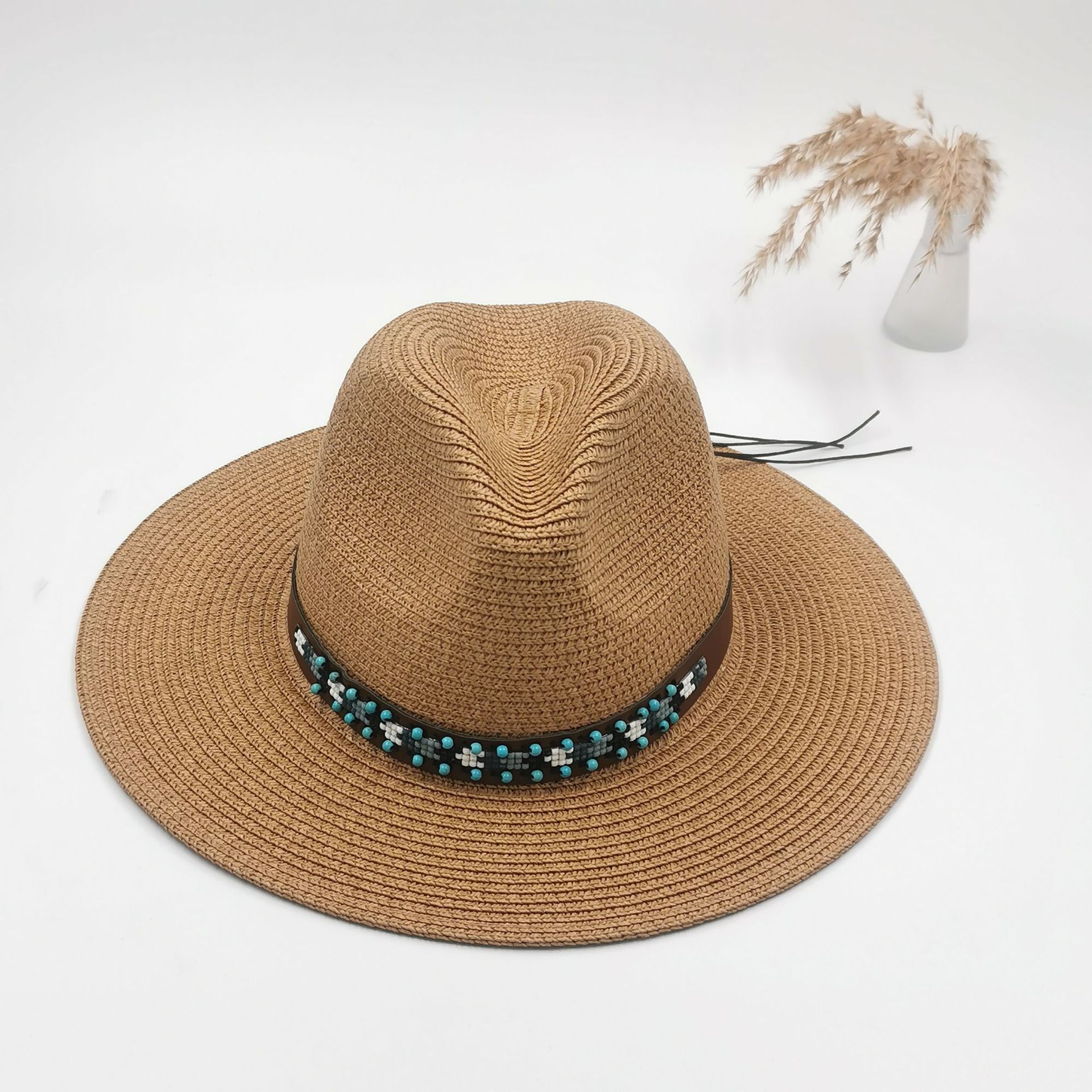The black wide-brimmed straw hat is a breathable, comfortable and UV-resistant baseball cap Specification image