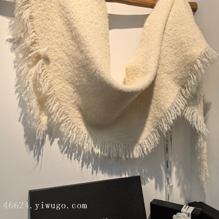 Cross-border scarf wholesale e-commerce live-streaming supply chain supply alpaca dynamic triangular shawl details Picture