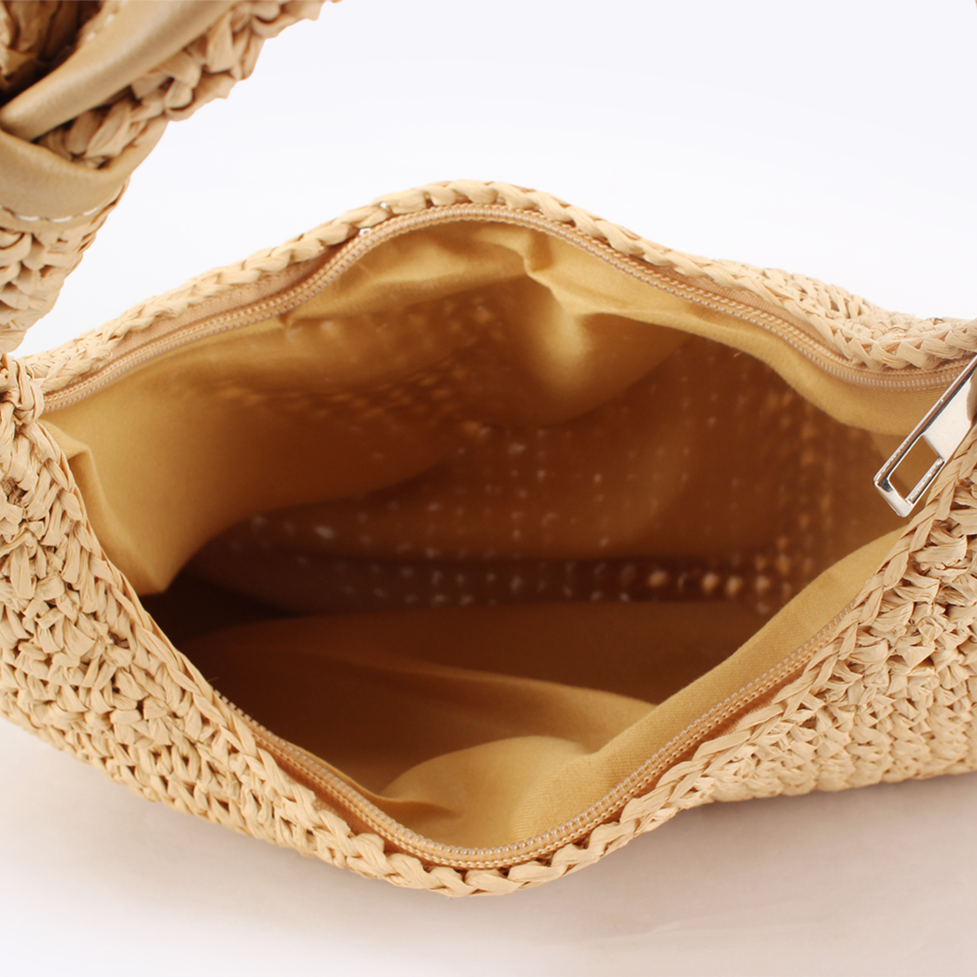 This new woven bag is a versatile, niche, high-end and personalized lady's bag for beach vacations, beach photography, and daily leisure details Picture