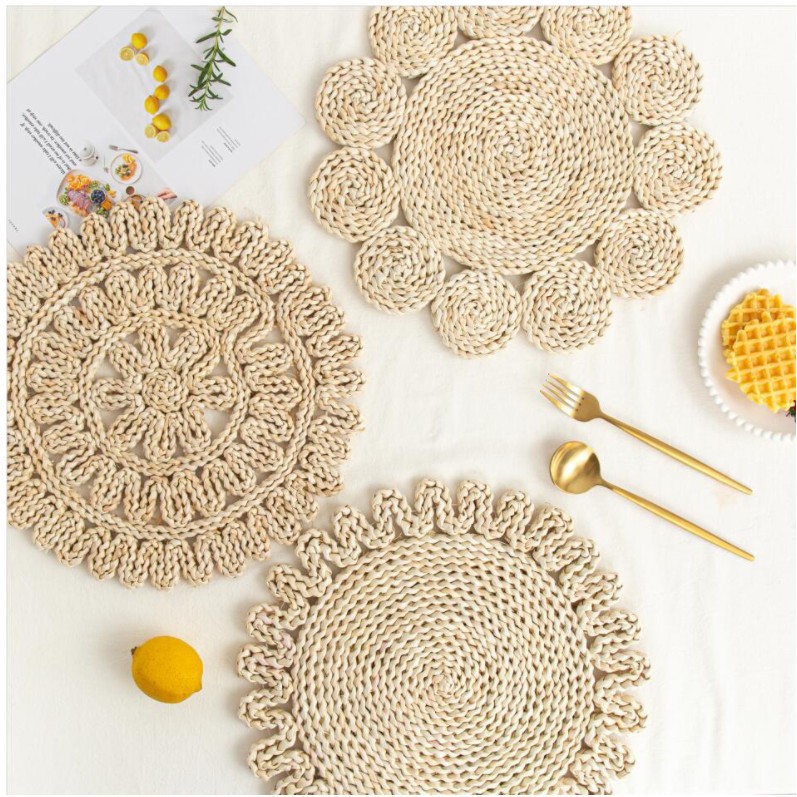 Yijia Japanese natural corn husk patterned straw woven placemats, thickened heat-insulating tea MATS, table MATS, heat-resistant clay pot and plate MATS, placemats and woven coasters