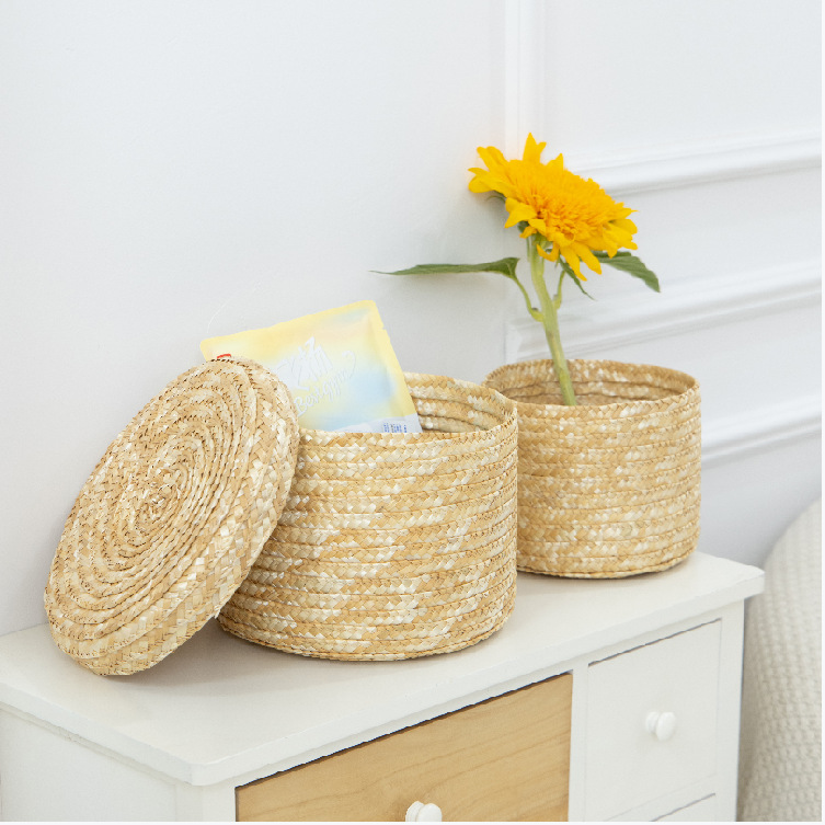 Yijia wheat straw hand-woven modern, simple, fashionable, elegant and high-end storage basket, souvenir and snack storage box, desktop miscellaneous items, covered round storage basket details Picture