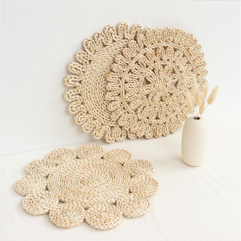 Yijia Japanese natural corn husk patterned straw woven placemats, thickened heat-insulating tea MATS, table MATS, heat-resistant clay pot and plate MATS, placemats and woven coasters Application Scenario