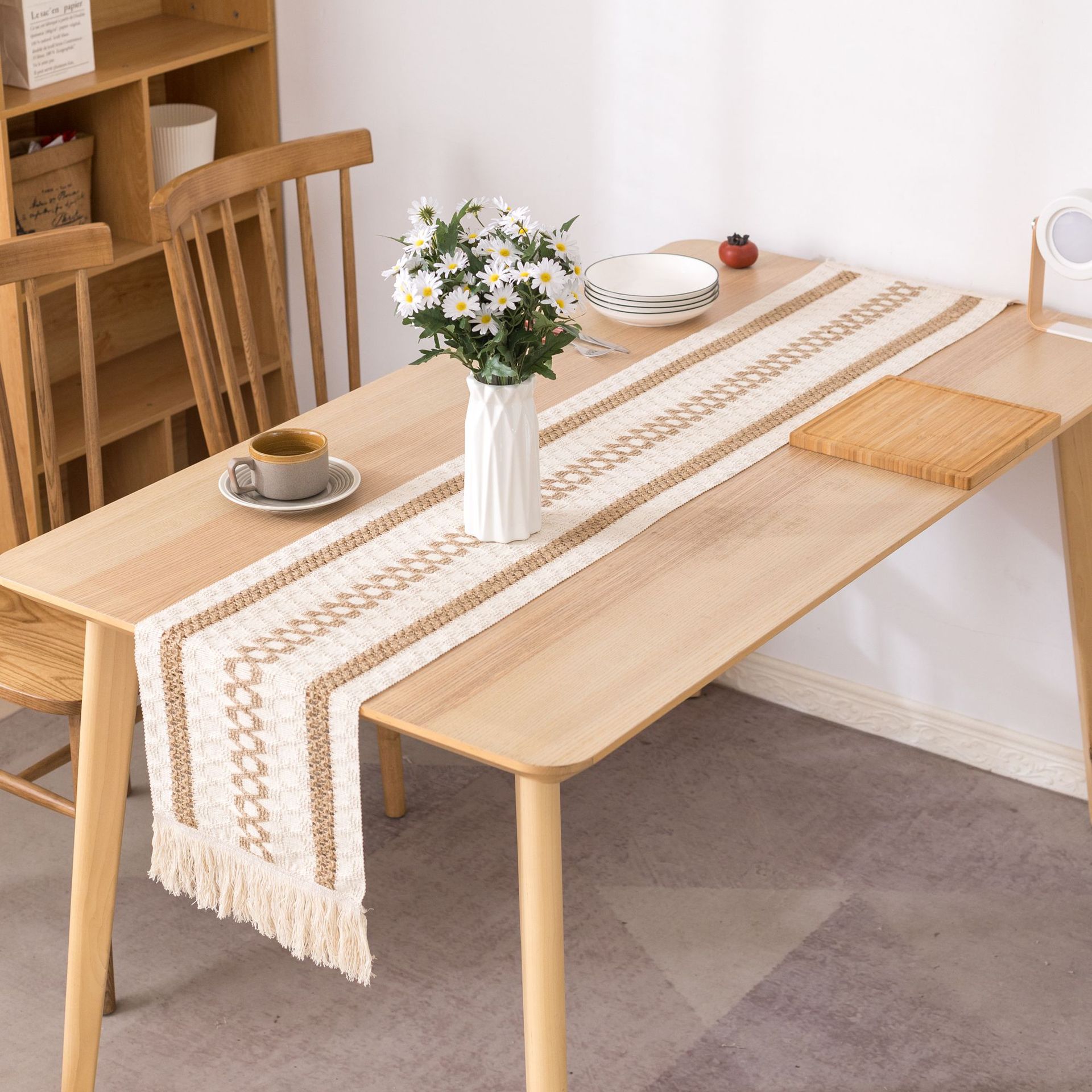 Modern, simple, fashionable, creative, elegant and high-end cotton and linen patchwork table flag, tassel lace, long strip dining table decoration fabric, festival and wedding decoration cover fabric, bed end towel, cross-border