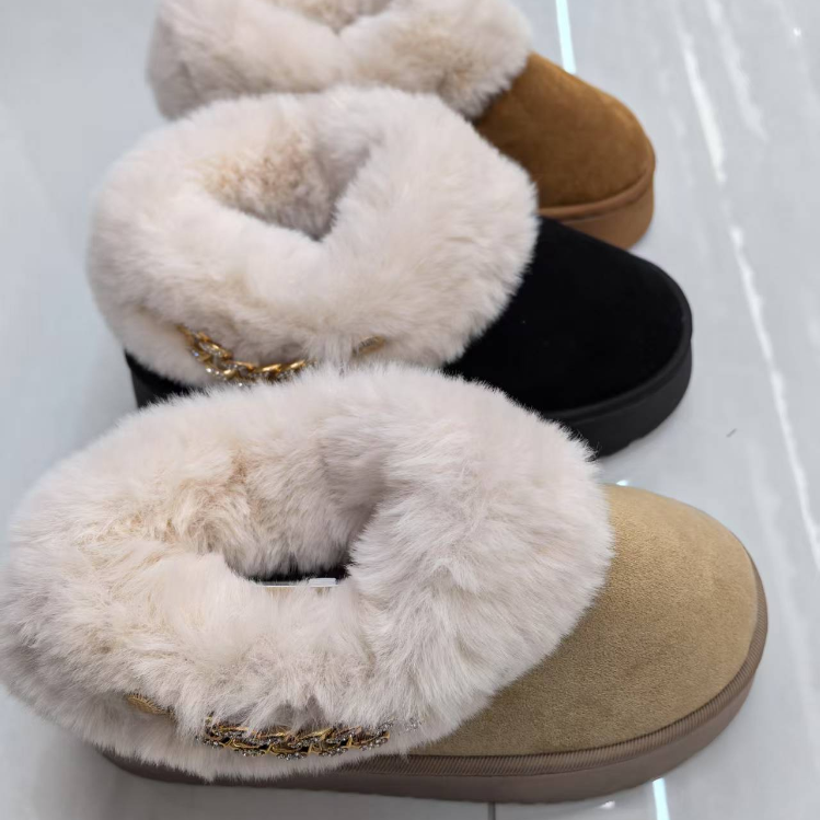 The 2025 new autumn and winter women's shoes with a side chain and fleece cuffs, added fleece and thickened, are a must-have for warmth and comfort in winter full figure