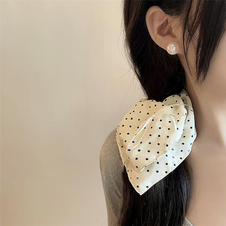Handmade lace heart-shaped cherry white hollow square scarf, large intestine hair band, sweet and girlish heart, tied in a ponytail, rubber band hair tie Item Picture