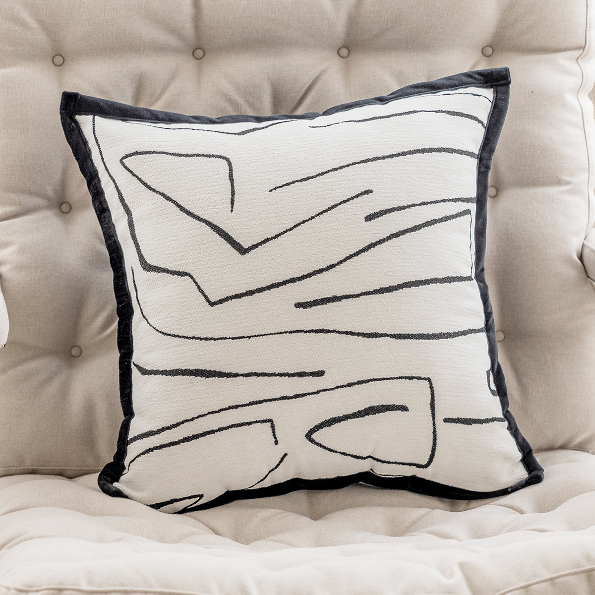 Wholesale French-style sofa pillowcases, small chanel-style light luxury cushions for the living room, modern, simple and high-end black and white Item Picture