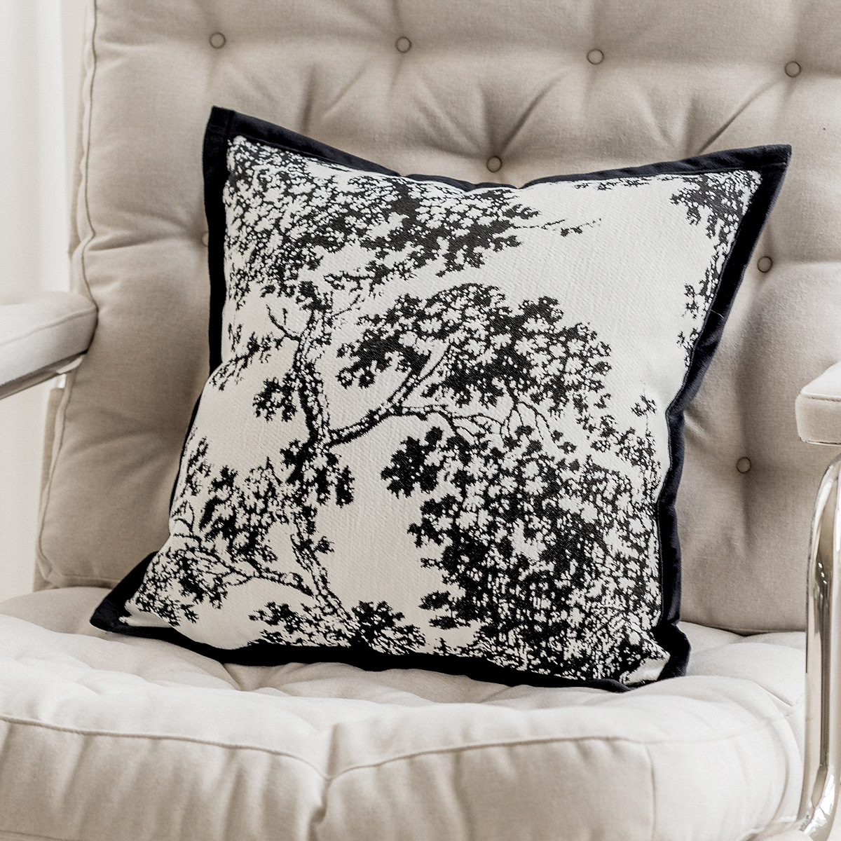 Wholesale French-style sofa pillowcases, small chanel-style light luxury cushions for the living room, modern, simple and high-end black and white Application Scenario