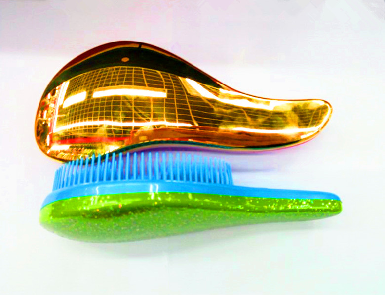 The new Korean-style colored hair straightening comb is a popular and practical hair care comb, as well as a gift comb TT comb details Picture