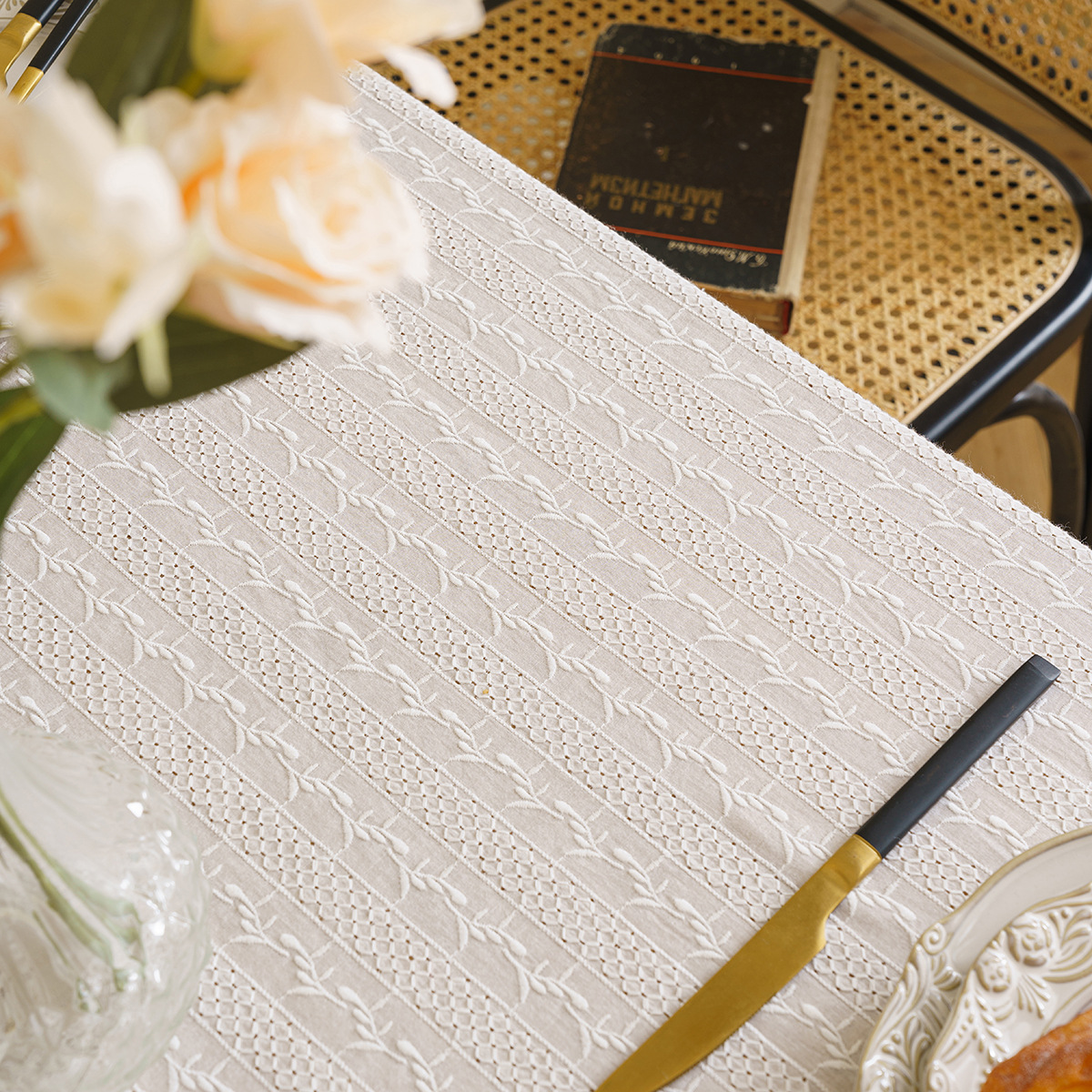 Light luxury country-style white lace tablecloth, embroidered fabric decorative tablecloth, coffee table, square table, picnic mat, photo background cloth Specification image