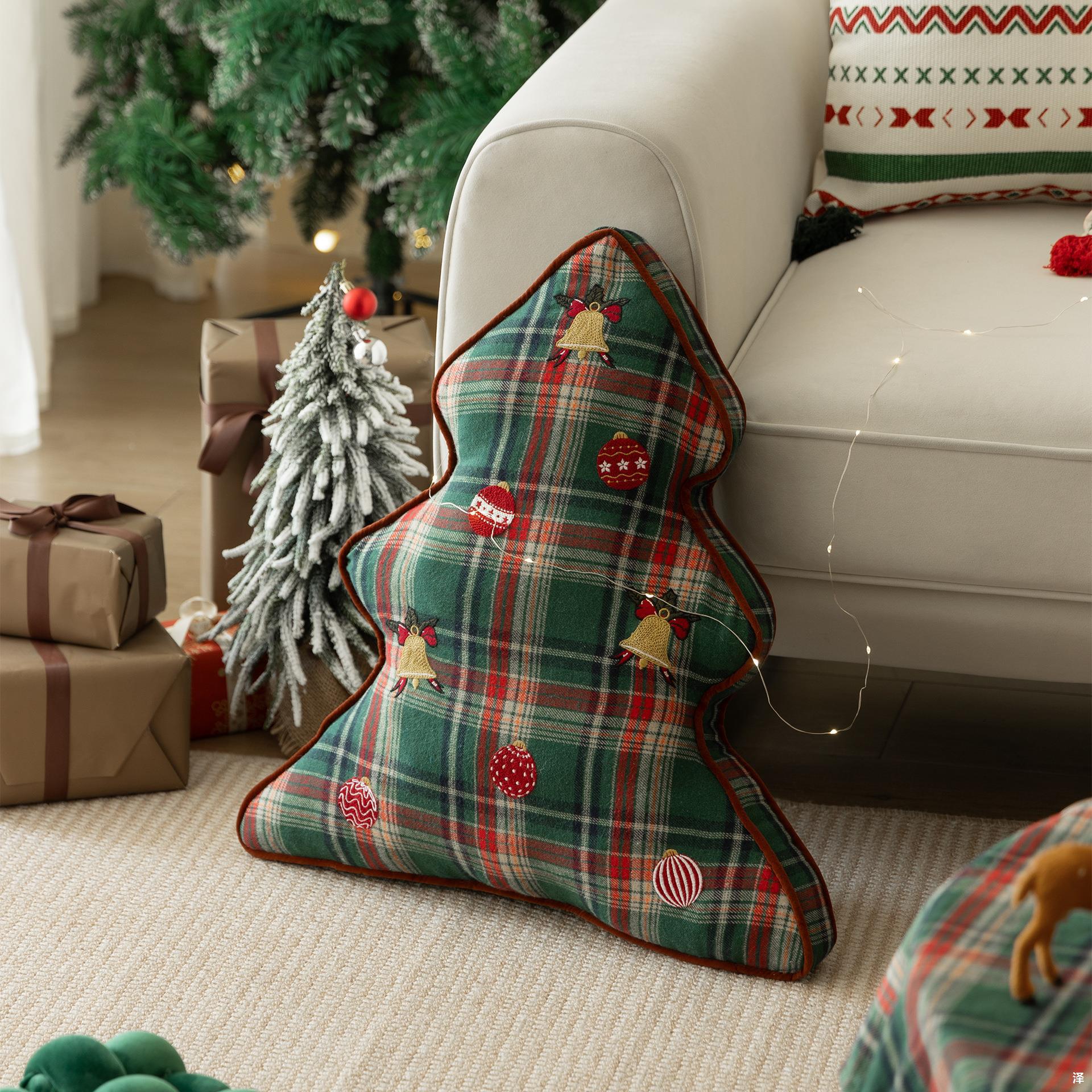 跨境圣诞节抱枕美式抱枕套节日靠枕沙发靠垫腰枕圣诞树异形抱枕详情3