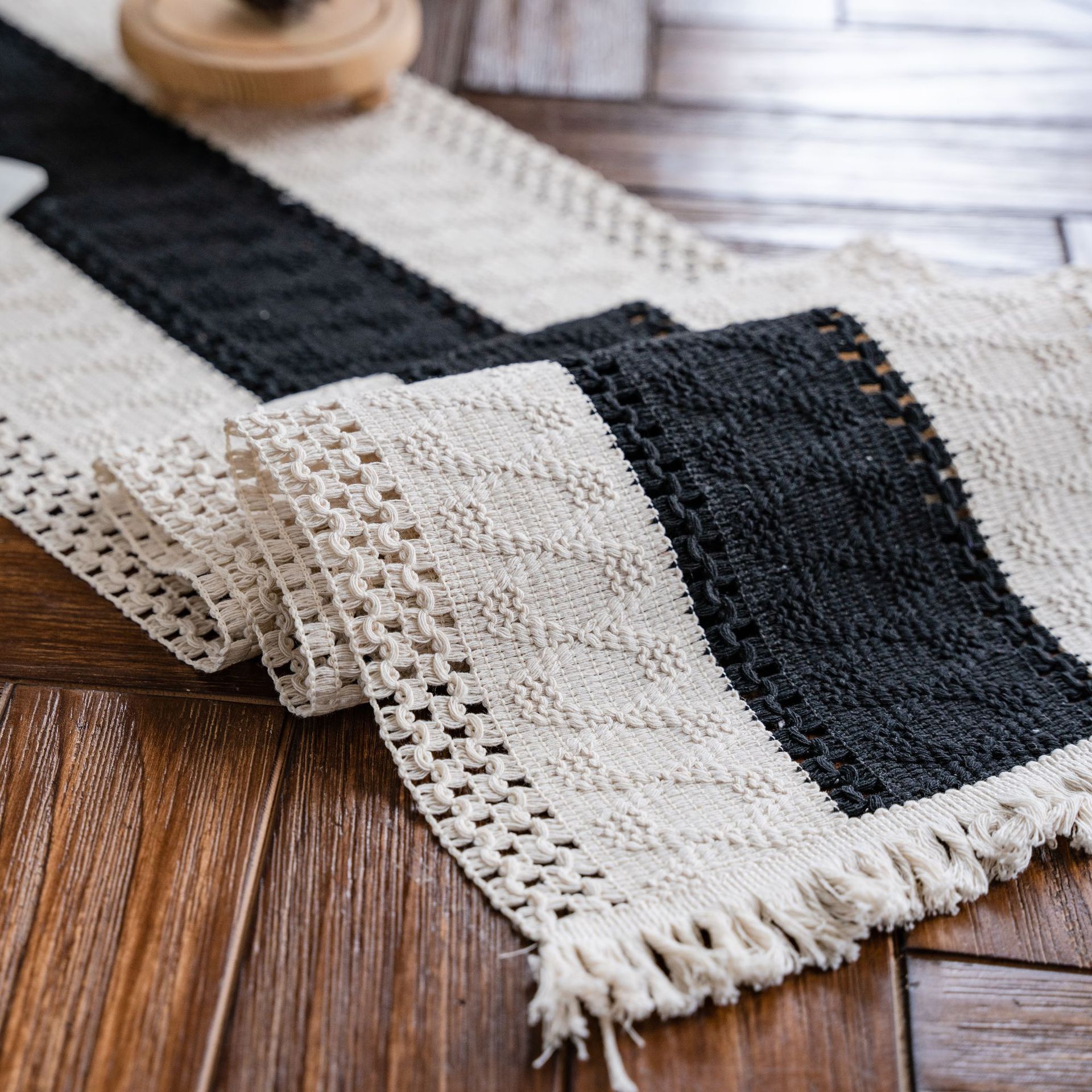 The table flag features black and white cotton thread with contrasting color stripes and woven tassels, made of natural materials for American festivals Specification image