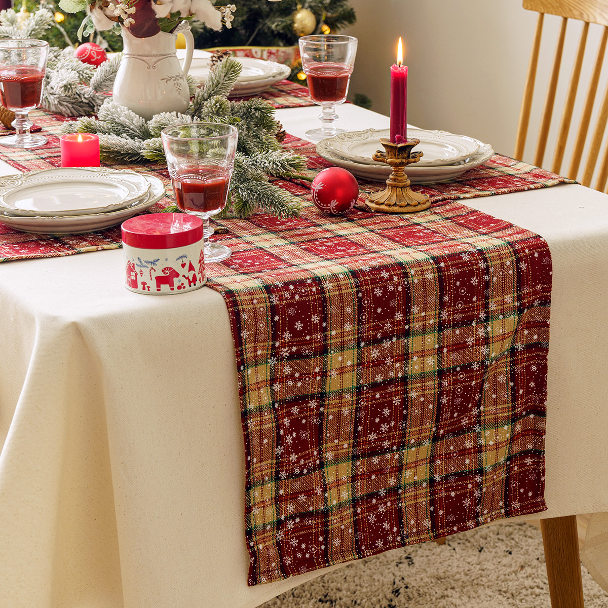 Wholesale of cross-border checkered snowflake printed table flags and placemats, Christmas decorative fabric kitchen Western table MATS and tableware MATS Specification image
