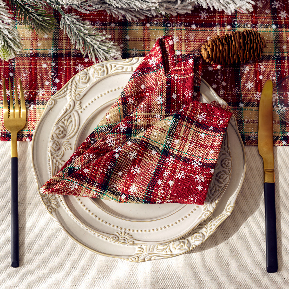 Wholesale of cross-border checkered snowflake printed table flags and placemats, Christmas decorative fabric kitchen Western table MATS and tableware MATS details Picture