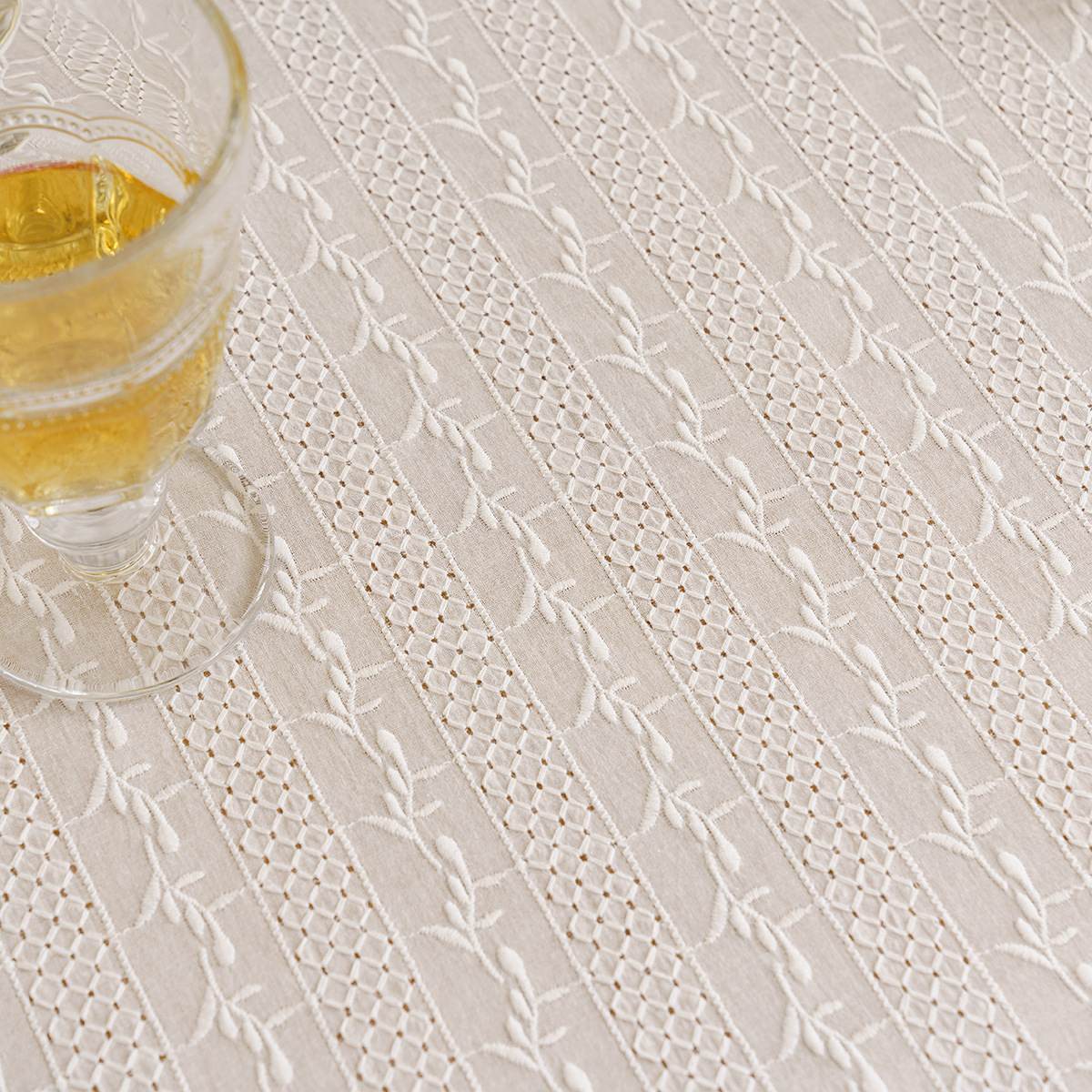 Light luxury country-style white lace tablecloth, embroidered fabric decorative tablecloth, coffee table, square table, picnic mat, photo background cloth details Picture