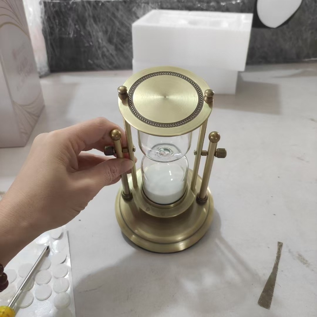 Golden Classic rotating hourglass timer, a high-end home decoration piece, creative flowing sand decoration gift, glass hourglass decoration piece Specification image