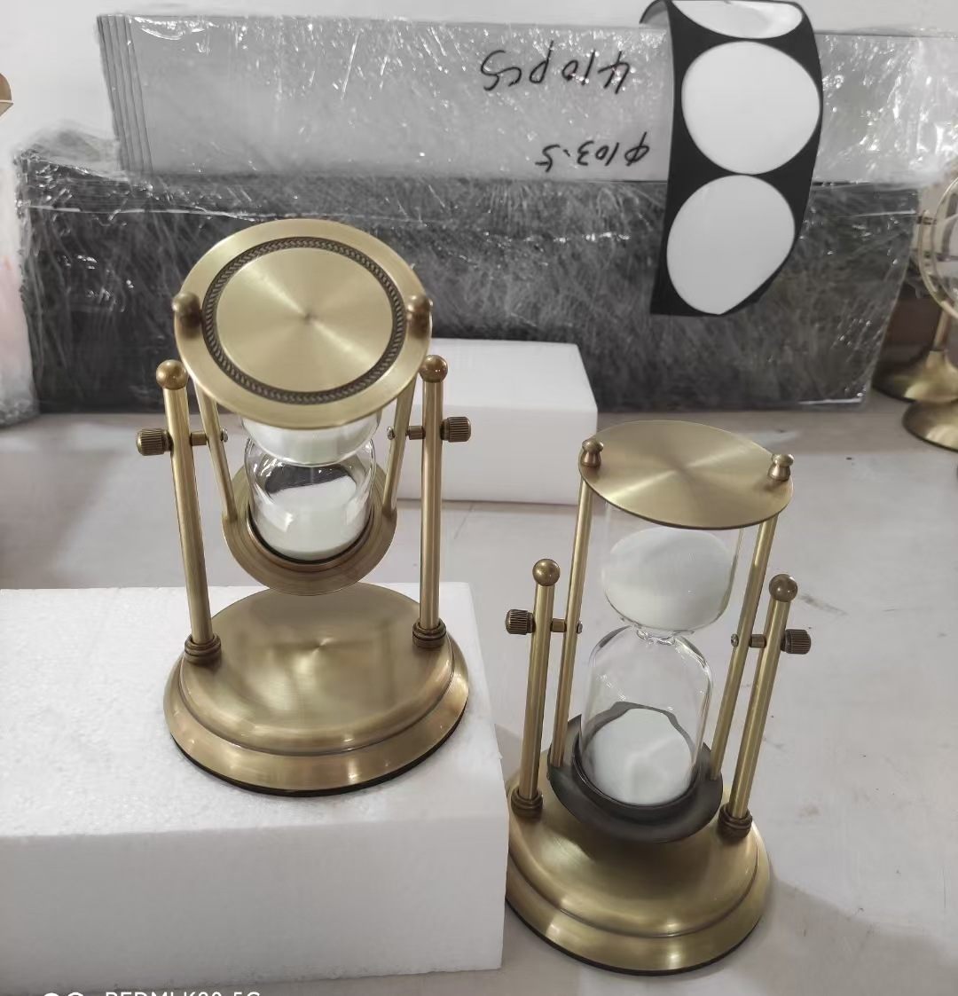 Golden Classic rotating hourglass timer, a high-end home decoration piece, creative flowing sand decoration gift, glass hourglass decoration piece pic 1