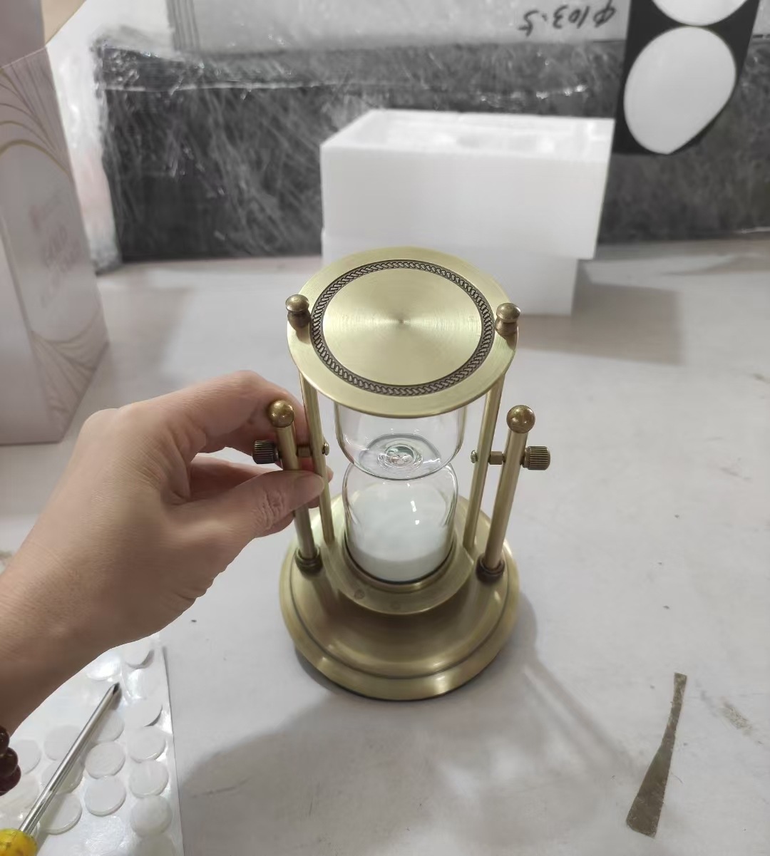 Golden Classic rotating hourglass timer, a high-end home decoration piece, creative flowing sand decoration gift, glass hourglass decoration piece pic 2