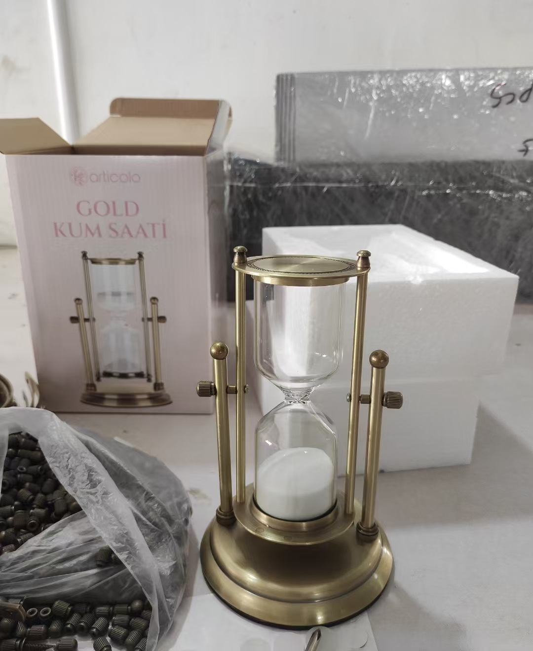 Golden Classic rotating hourglass timer, a high-end home decoration piece, creative flowing sand decoration gift, glass hourglass decoration piece pic 3