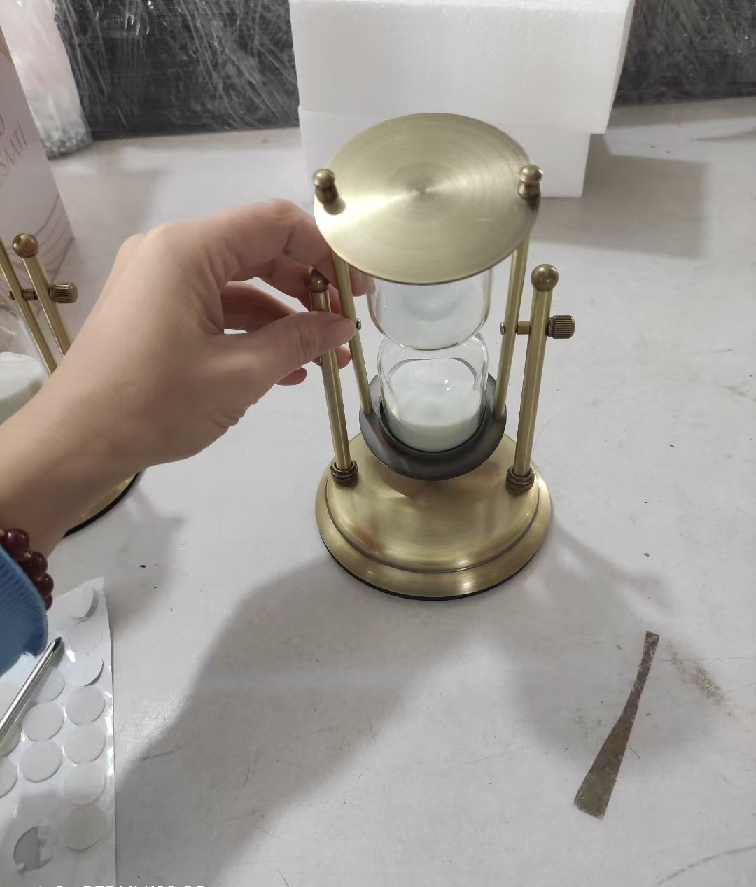 Golden Classic rotating hourglass timer, a high-end home decoration piece, creative flowing sand decoration gift, glass hourglass decoration piece pic 5