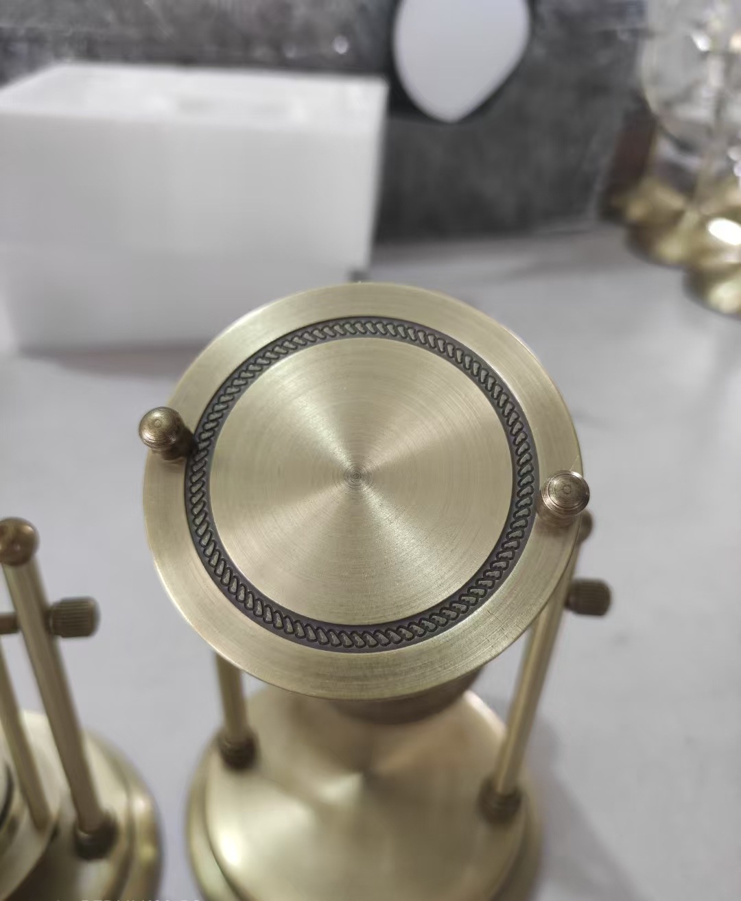 Golden Classic rotating hourglass timer, a high-end home decoration piece, creative flowing sand decoration gift, glass hourglass decoration piece pic 8