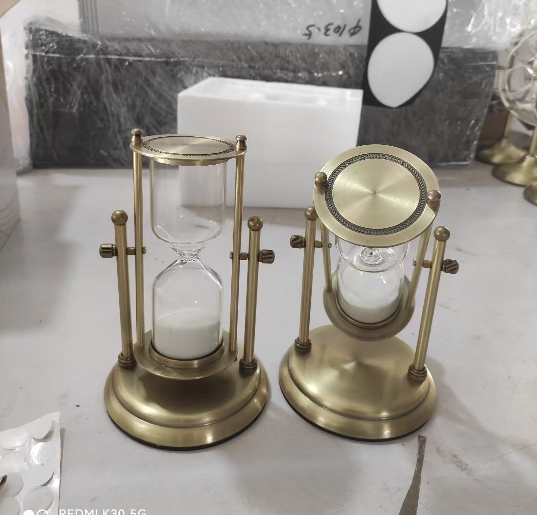 Golden Classic rotating hourglass timer, a high-end home decoration piece, creative flowing sand decoration gift, glass hourglass decoration piece pic 4
