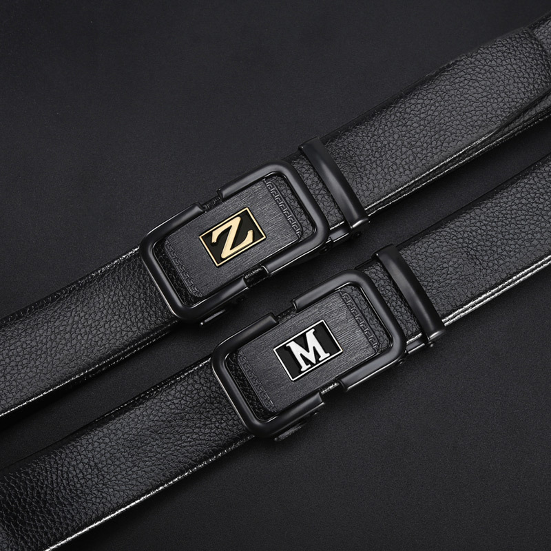 Wholesale of belt-driven men's young and trendy jeans that are fashionable and versatile, letted-style best-selling automatic buckle faux leather belt details Picture