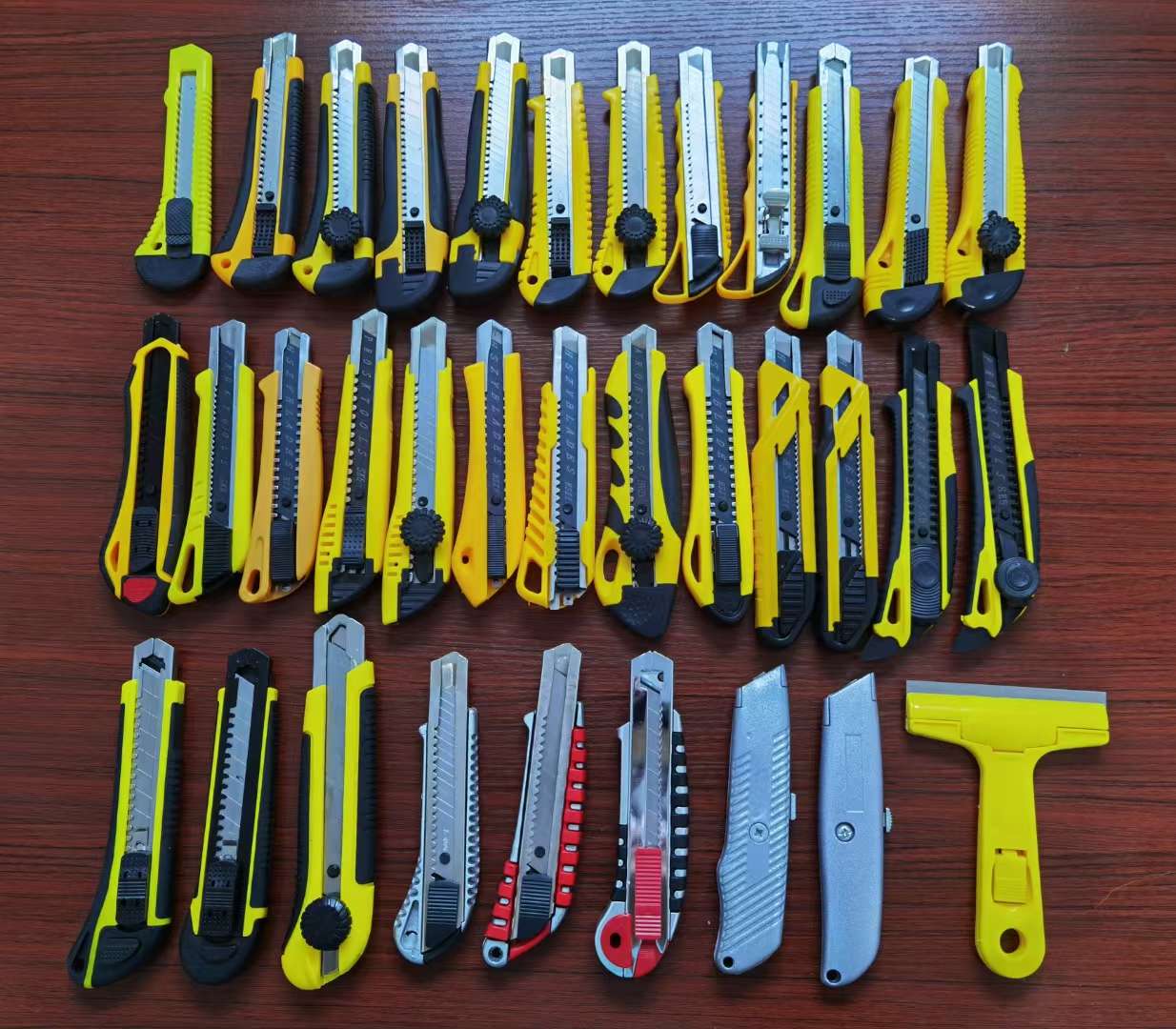 本店有爆款大号批发美工刀，壁纸裁纸刀，专门用来拆快递小刀。详情1