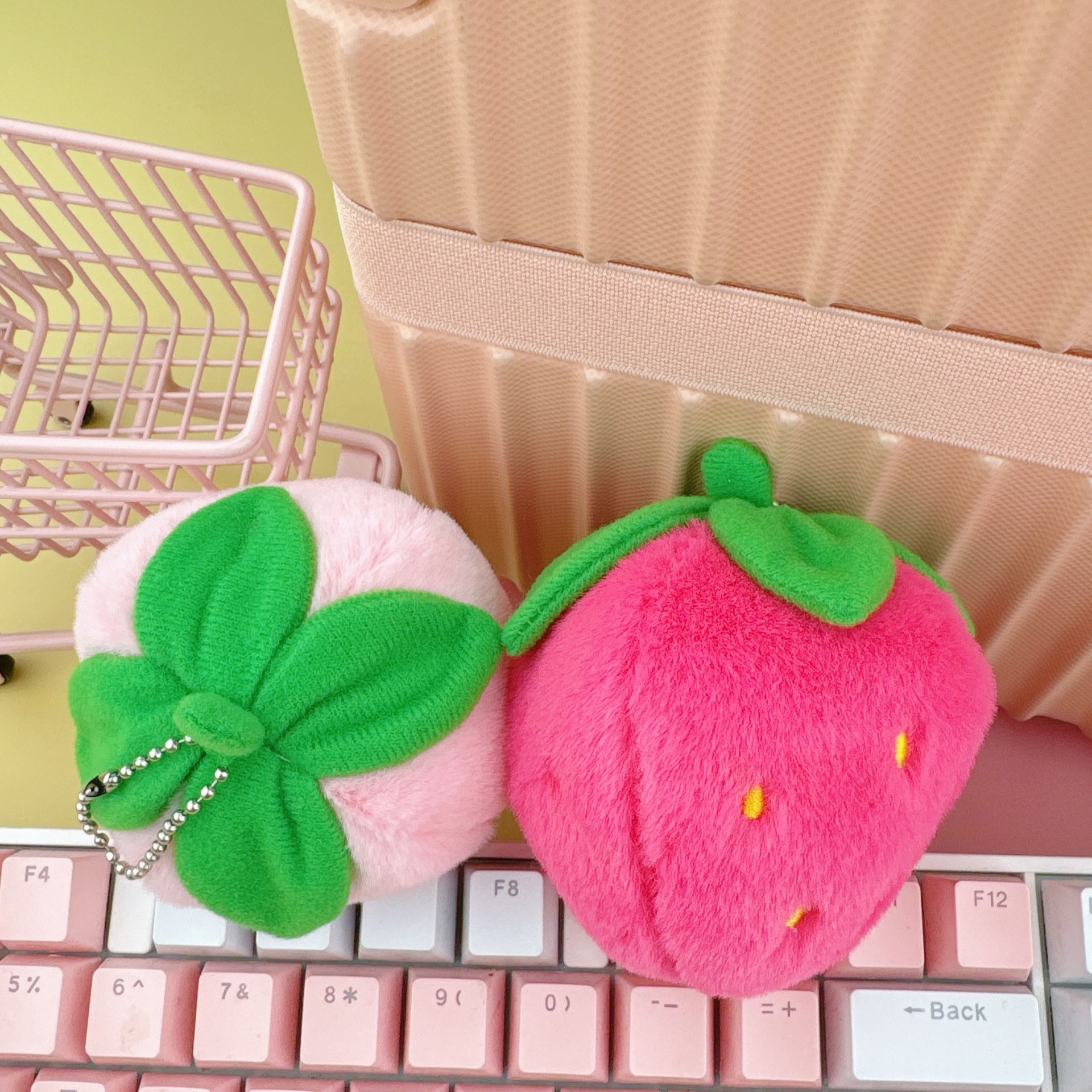 新款草莓甜筒蔬菜火烈鸟熊猫水豚毛绒公仔书包钥匙扣挂坠抓机娃详情3