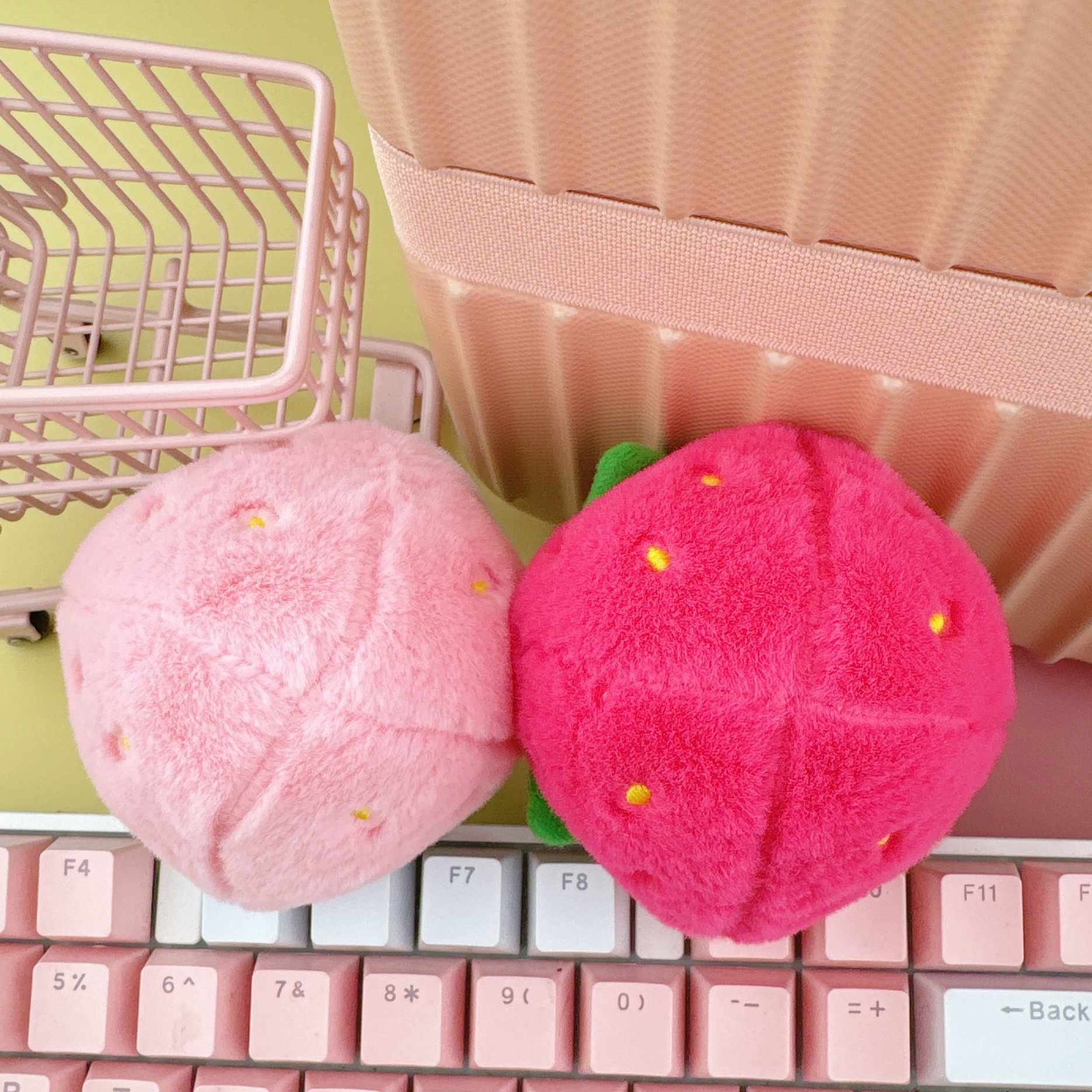 新款草莓甜筒蔬菜火烈鸟熊猫水豚毛绒公仔书包钥匙扣挂坠抓机娃详情7